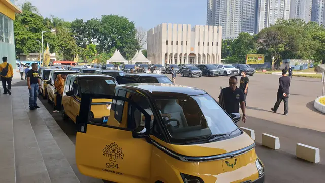 Ketum Partai Golkar Airlangga Hartarto menyerahkan 40 unit mobil listrik untuk Kantor DPD seluruh Indonesia, Sabtu (22/10/2022).