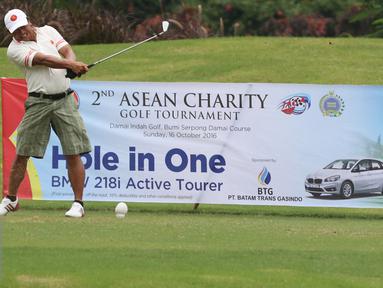 Salah satu peserta melakukan pukulan saat Asean Charity Golf Tournament 2 di Damai Indah Golf, Tangerang, Minggu (16/10). Tunamen Golf ini bertujuan untuk membumikan dan memasyarakatkan ASEAN. (Liputan6.com/Herman Zakharia)