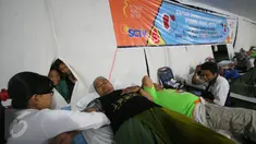 Dua anak mengintip proses pengambilan donor darah di Masjid Kauman,Yogyakarta, (11/6/2016).Safari donor darah ramadan pundi amal SCTV di sambut antusias oleh masyarakat.(Boy Harjanto)