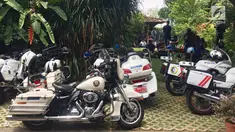 Sejumlah motor patwal Dishub dan polisi terparkir di rumah Gubernur terpilih DKI, Anies Baswedan di Lebak Bulus, Jakarta, Senin (16/10). Motor-motor gede ini nantinya akan mengawal Anies ke Istana Negara untuk pelantikan. (Liputan6.com/Immanuel Antonius)