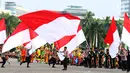 Atraksi serta tari daerah dipertunjukkan personel Polri dalam peringatan HUT Bhayangkara ke-71 di Lapangan Silang Monas, Jakarta, Senin (10/7). Acara ini menampilkan berbagai atraksi dari masing-masing kesatuan Polri. (Liputan6.com/Angga Yuniar)