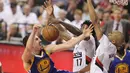 Pemain Warriors, Klay Thompson (11) yang tembakannya diblok pemain Blazers, Ed Davis (17) pada laga NBA Playoffs di Moda Center, Rose Quarter, Portland, (10/5/2016) WIB. (Mandatory Credit: Jaime Valdez-USA TODAY Sports)