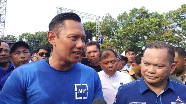 Ketua Umum Partai Demokrat Agus Harimurti Yudhoyono (AHY) didampingi Ketua DPD Partai Demokrat Sulut Elly Engelbert Lasut.