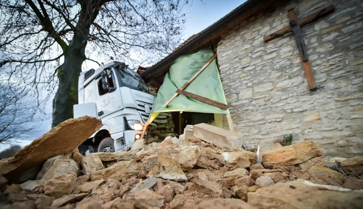 Truk kontainer yang menabrak kapel Antoniuskapelle Antonius di Hortsmar, Jerman barat (3/1). Kepolisian Jerman masih menyelidiki TKP kecelakaan truk, apakah disebabkan badai atau kelalaian sang sopir. (AFP PHOTO/dpa/Jens Keblat/Germany OUT)