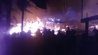 Sumber api diduga berasal dari kompor gas dari rumah warga yang ditinggal untuk berlebaran Idul Adha. (Liputan6.com/Bangun Santoso)