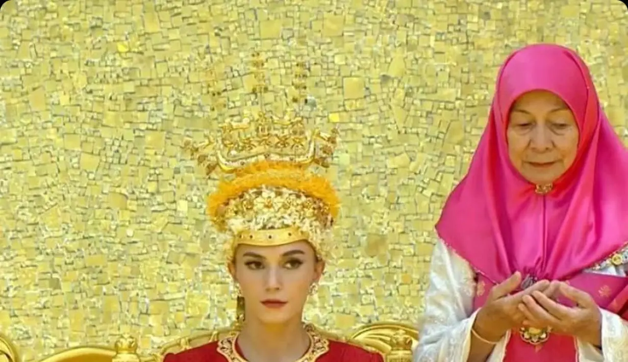 Anisha Rosnah juga melengkapi penampilan dengan aksesori keemasan, mulai dari gelang bertumpuk sekitar 11 gelang dan kalung panjang. Untuk hiasan kepala ia mengenakan mahkota khas Brunei, ditambah kembang goyang. Dengan makeup flawless glam. [@support.anishaik]