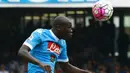 Bek tangguh Napoli asal Prancis, Kalidou Koulibaly saat ini menjadi incaran Barcelona untuk menambal lini belakang. Soal Kepastian harga transfer blom ada kelanjutan. (AFP/Carlo Hermann)