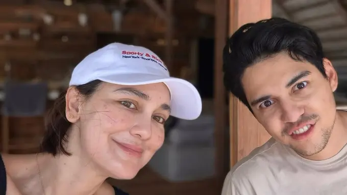 Luna Maya Tampil Perlihatkan Flek di Wajah saat Liburan Tahun Baru bersama suami. [@lunamaya]
