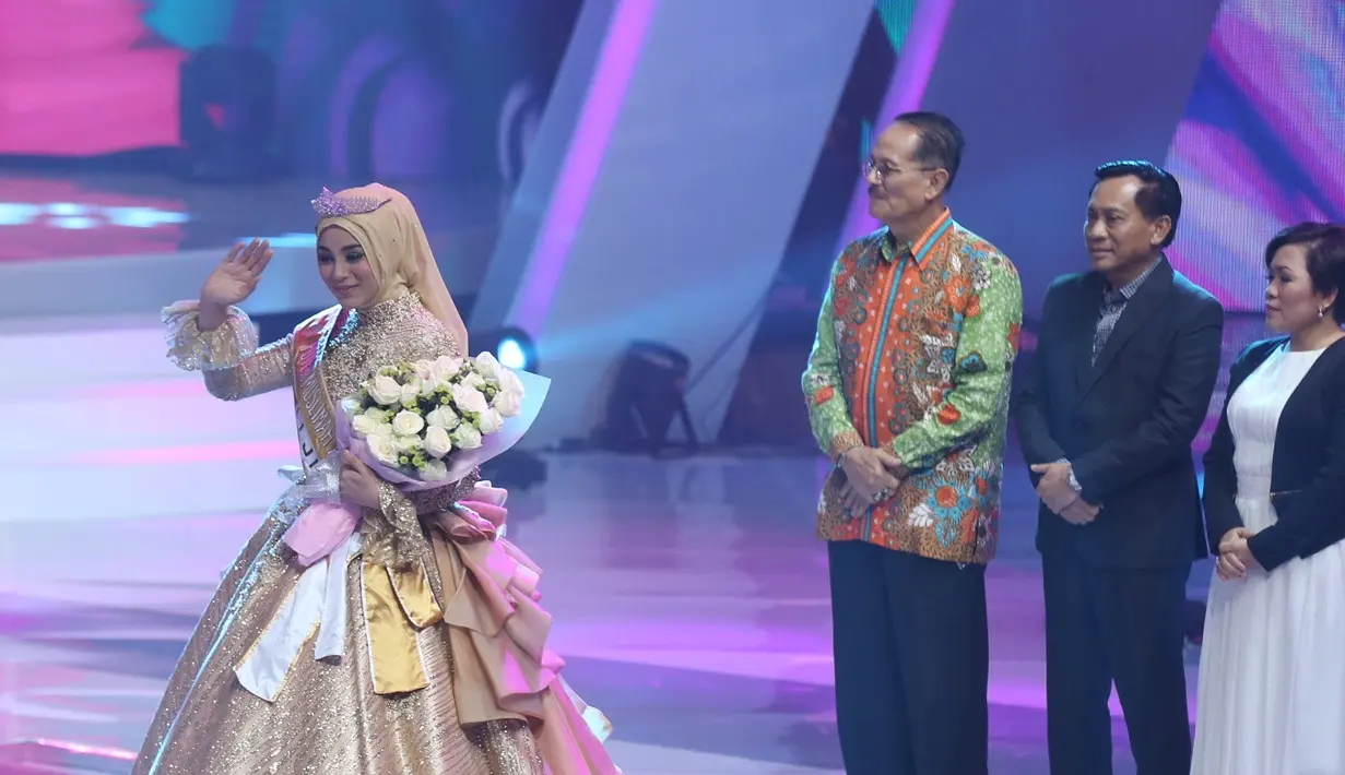 Ajang pencarian bakat Puteri Muslimah Asia akhirnya telah mencapai puncaknya. Senin, 7 Mei 2018 telahdiumumkan satu nama yang berhasil merebut kemenangan. Uyaina Arshad, finalis asal Malaysia yang berhasil memenangkannya. (Nurwahyunan/Bintang.com)