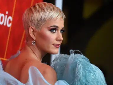 Penyanyi Katy Perry tiba menghadiri Gala amfAR Los Angeles yang kesembilan di Beverly Hills, California, AS, (18/10). Dalam acara ini, Katy Perry mendapatkan penghargaan atas komitmennya untuk memerangi AIDS.  (AP Photo/Jordan Strauss)