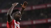 Pemain Athletic Bilbao, Inaki Williams, melakukan selebrasi setelah mencetak gol ke gawang Atletico Madrid pada laga semifinal Copa del Rey di Stadion San Mames, Jumat (1/3/2024). (AFP/Ander Gillenea)