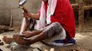 Foto 4 Agustus 2018, perajin membuat pisau tradisional, jambiya, dari sisa-sisa rudal di Hajjah. Jambiya merupakan pisau belati khas Yaman yang berbentuk melengkung dan biasa digunakan kaum pria sebagai simbol keberanian dan perhiasan. (AP/Hammadi Issa)