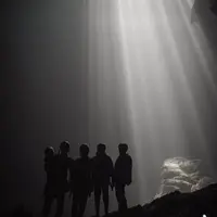 Arie Untung dan keluarga liburan ke sebuah gua (Instagram/ariekuntung)