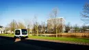 WePod, minibus tanpa pengemudi saat melaju di area kampus Wageningen, Belanda , Kamis (28/1). Minibus bertenaga listrik itu merupakan yang pertama kalinya di seluruh dunia dan akan digunakan sebagai transportasi publik  (Robin Van Lonkhuijsen/ANP/AFP)