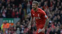 Bek Liverpool, Alberto Moreno, merayakan gol yang dicetaknya ke gawang Stoke City pada laga Premier League di Stadion Anfield, Liverpool, Minggu (10/4/2016). (AFP/Oli Scarff)
