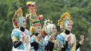 Mahasiswi Universitas Negeri Makassar (UNM) membawakan tarian tradisional pada laga Torabika Campus Cup 2017 di Stadion UNM, Makassar, Kamis, (19/10/2017). UNM berhasil menjadi juara ke tiga pada ajang tersebut. (Bola.com/M Iqbal Ichsan)