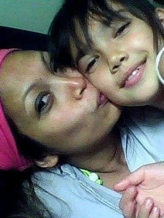 Ini adalah foto lawas masa kecil Haico Van der Veken bareng sang bunda. Tampil lucu dengan poni depan, artis yang juga terjun ke dunia tarik suara ini semakin menggemaskan. Punya darah blasteran, Haico dipuji cantik alami oleh warganet. Berbeda dengan Haico kecil yang lucu, Haico dewasa kini makin cantik dan memesona, apalagi ia baru saja berulang tahun yang ke-21 tahun. (Liputan6.com/IG/@haicovers.ofc)