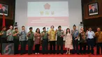 PPK Satker Mabes TNI berfoto bersama mitra pengadaan barang dan jasa usai melakukan penandatanganan kontrak di Mabes TNI Cilangkap, Jakarta, Jumat (29/1/2016). 389 kontrak ditandatangani dengan nilai Rp 5,954 triliun. (Liputan6.com/Helmi Fithriansyah)