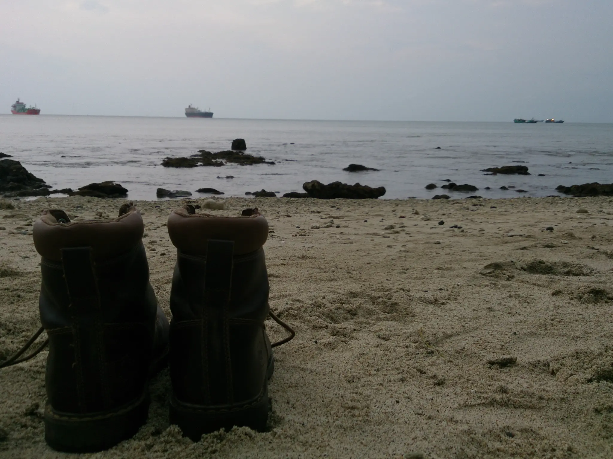 Menikmati senja di Pantai Karang Pandang, Pulau Nusakambangan. (Liputan6.com/Oscar Ferri).