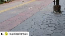 Fortuner hitam ini mengambil hak pejalan kaki dan tuna netra sekaligus, tidak patut dicontoh. (Source: Instagram/@koalisipejalankaki via Instagram/@parkirlobangsat)