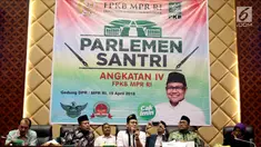 Wakil Ketua MPR Muhaimin Iskandar atau Cak Imin (tengah) memberi sambutan dalam Parlemen Santri Angkatan IV F-PKB MPR RI, Jakarta, Kamis (19/4). Acara ini dihadiri perwakilan santri dari seluruh Nusantara. (Liputan6.com/Johan Tallo)