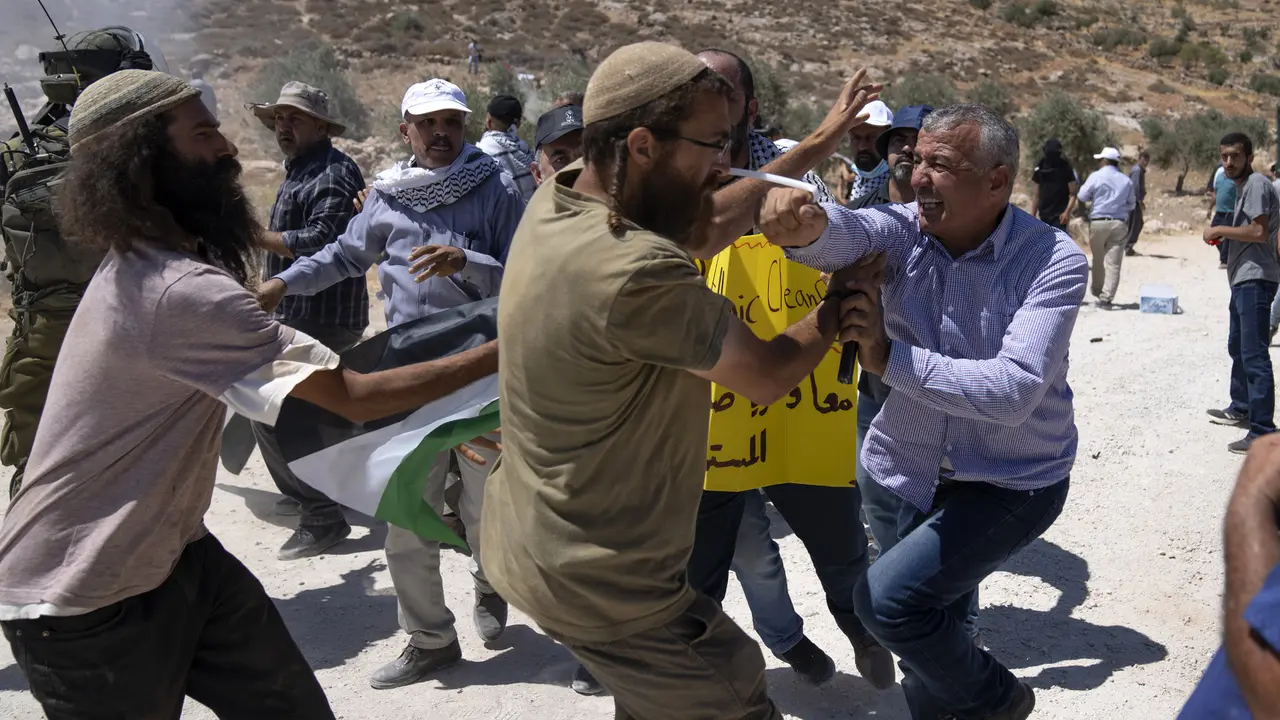 Warga Palestina Bentrok dengan Pemukim Israel di Tepi Barat
