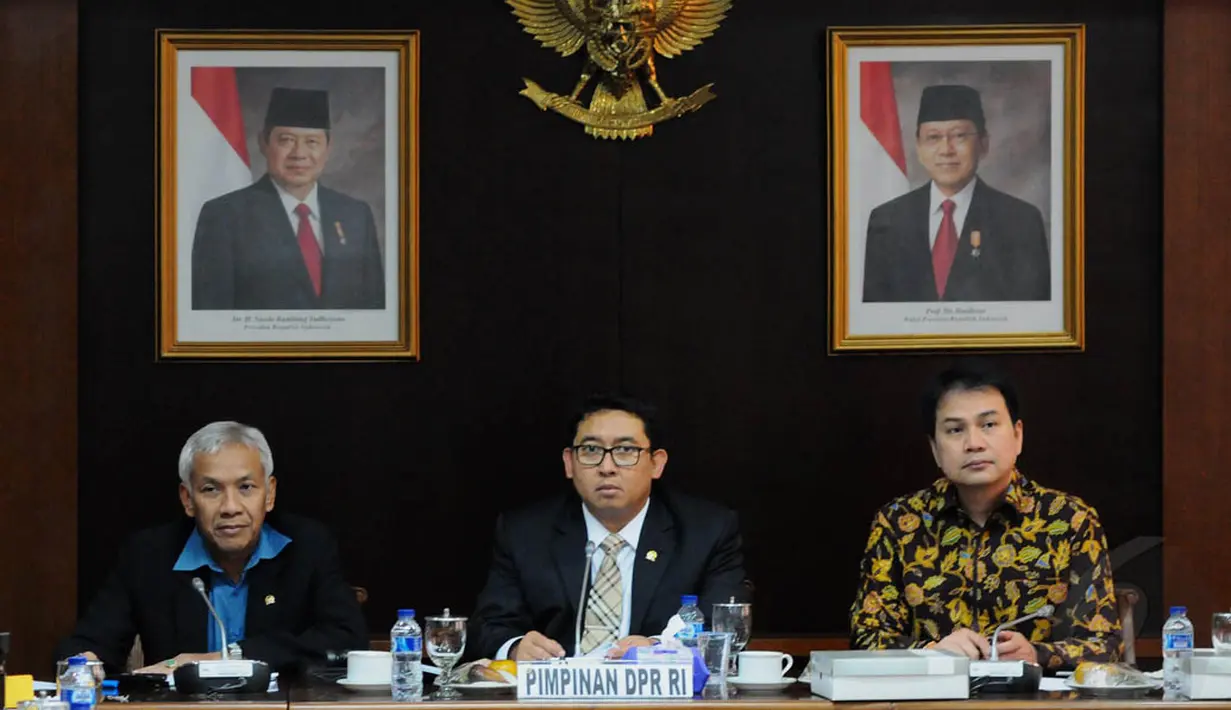 Pimpinan DPR RI yang diwakili dua wakil ketua Fadli Zon dan Agus Hermanto menerima kedatangan pengurus Front Pelopor di Gedung DPR, Jakarta, (9/10/14). (Liputan6.com/Andrian M Tunay)  