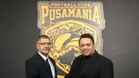 Pelatih anyar Borneo FC bersama Presiden Klub Nabil Husein. (Dok. Borneo FC)