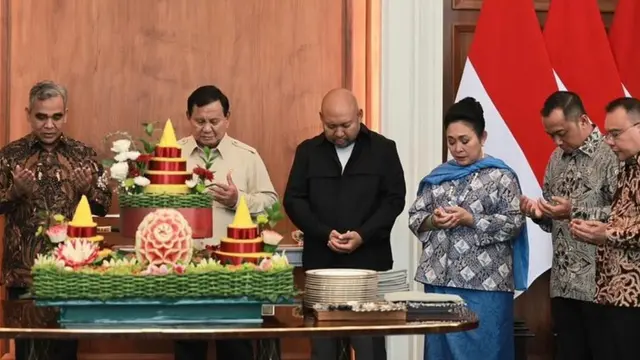 Sejumlah pejabat negara menghadiri syukuran kecil ulang tahun ke-74 Presiden Prabowo Subianto yang digelar di Istana Kepresidenan Jakarta, Jumat (17/10/2025).