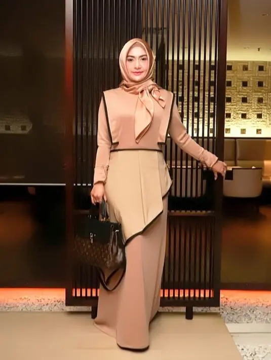 Lama tak terdengar kabarnya, artis cantik Eddies Adelia kini tampil berhijab. Penampilannya kini semakin anggun. Banyak pujian dari penampilan barunya setelah menutup aurat. (Instagram/Eddies Adelia)