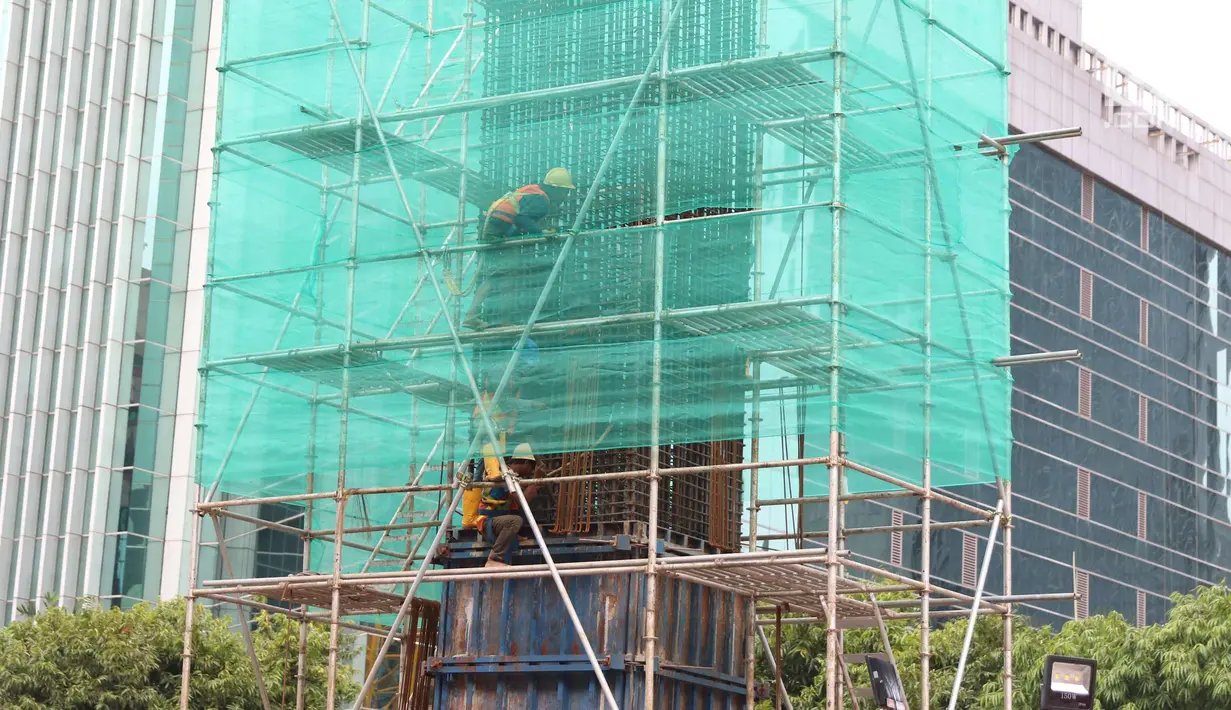 Pekerja tengah mengerjakan proyek transportasi di Jakarta, Jumat (1/12). BPS menyatakan bahwa hingga Agustus 2017, penyerapan tenaga kerja RI masih didominasi oleh penduduk bekerja yang berpendidikan rendah, dari SMP ke bawah. (Liputan6.com/Angga Yuniar)