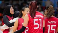 Megawati Hangestri Pertiwi tak kuasa menahan tangis setelah Timnas voli putri Indonesia berhasil menaklukkan Filipina sekaligus meraih medali perunggu SEA Games 2025 di Indoor Stadium Huamark, Bangkok, Senin (15/12/2025). (Bola.com/Bagaskara Lazuardi)