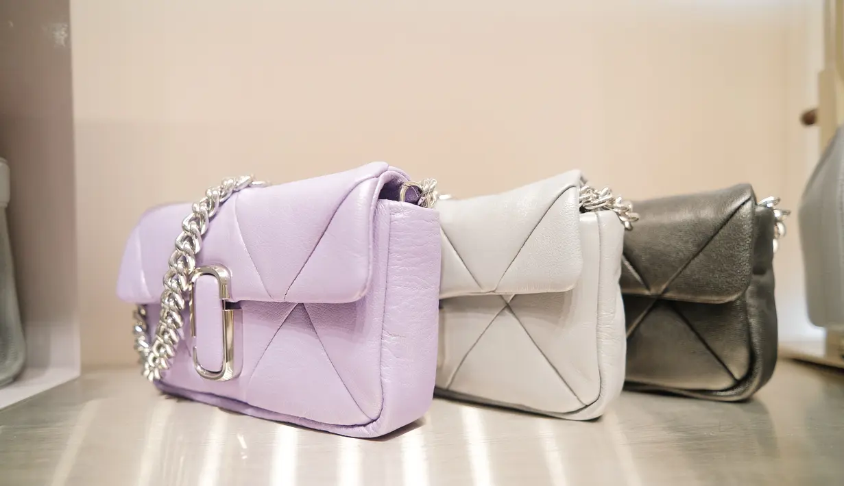 Seperti warna wolf grey, lilas, bronze green, sampai tender yellow. Tas ini juga bisa dikenakan dengan 3 cara, cross body, dengan rantai, dan clutch. [Marc Jacobs]