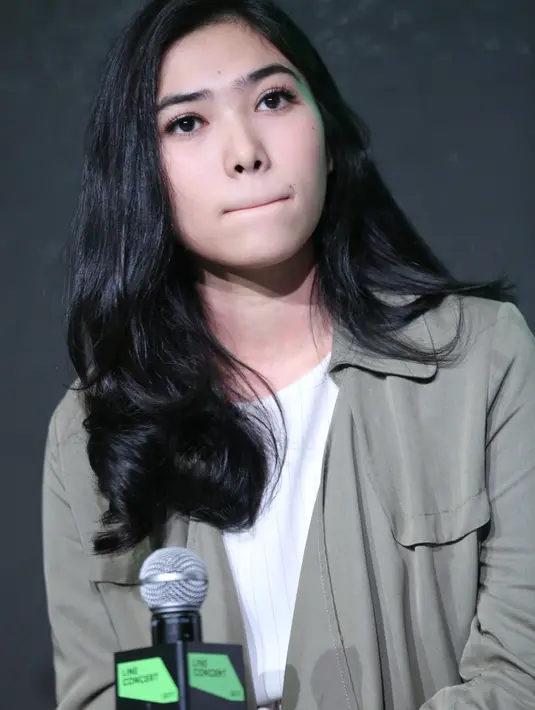 "Jadi ceritanya doakan semuanya insya Allah tahun ini akan ada album kedua, ke Swedia rekaman. Insya Allah akan keluar dalam beberapa bulan ke depan," kata Isyana Sarasvati di Glass House, The Ritz Carlton, Rabu (19/7) malam. (Adrian Putra/Bintang.com)