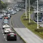 Sejumlah kendaraan melintas di Jalan Sudirman, Jakarta, Senin (8/6/2020). Pemda DKI Jakarta menetapkan mulai dibuka transisi dari aktivitas masyarakat kegiatan perkantoran dan bisnis. (merdeka.com/Dwi Narwoko)