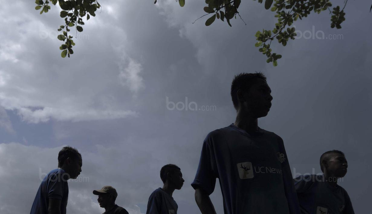 Siluet dari anak-anak SSB Hatu saat mengikuti turnamen Liga Remaja UC News. (Bola.com/Peksi Cahyo)