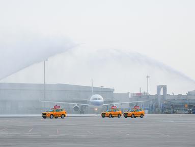 Pesawat pengangkut petugas medis yang diperbantukan ke Provinsi Hubei disambut tembakan meriam air saat mendarat di Bandara Internasional Taoxian Shenyang, Shenyang, Provinsi Liaoning, China, Jumat (20/3/2020). Mereka dipulangkan seiring meredanya wabah virus corona COVID-19. (Xinhua/Long Lei)