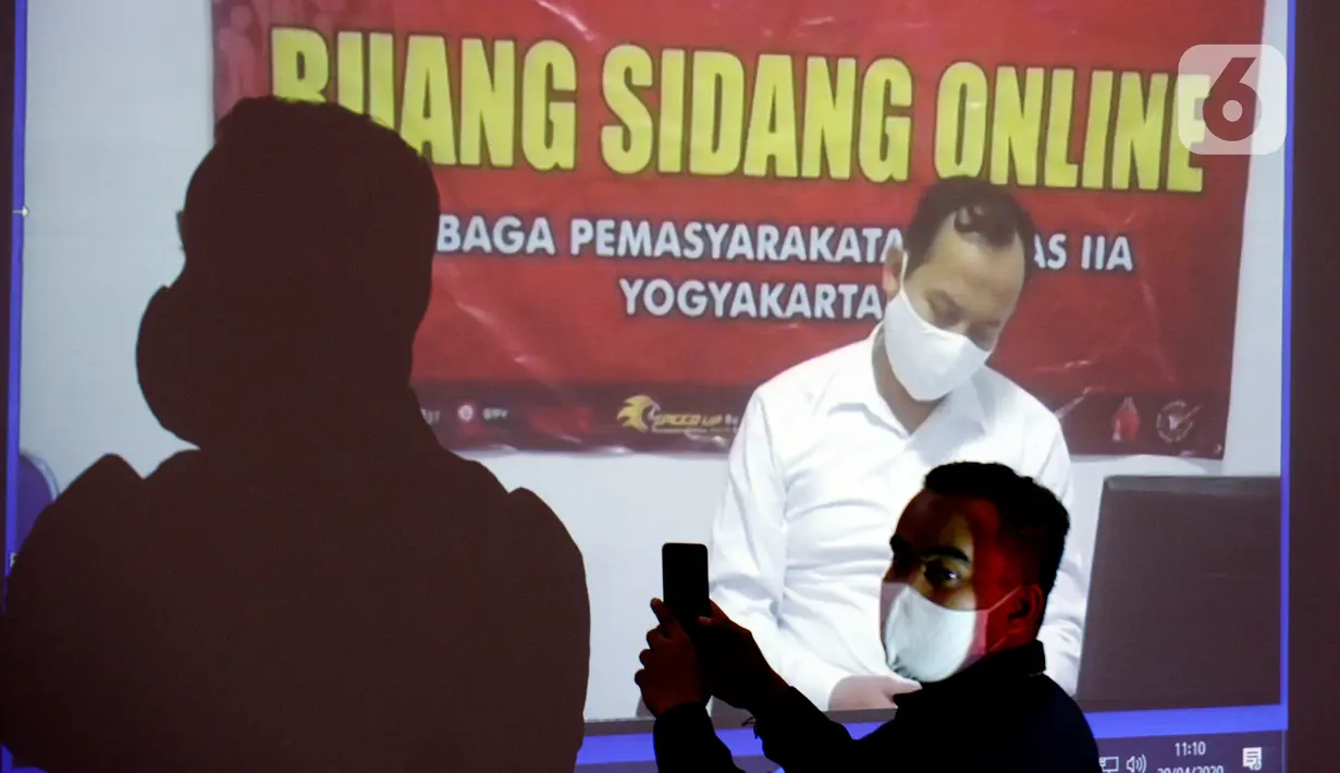 Terdakwa Jaksa Kejaksaan Negeri Yogyakarta nonaktif, Eka Safitra mendengarkan kuasa hukumnya membacakan Pledoi saat sidang vidco di Gedung KPK, Jakarta, Rabu (29/4/2020). Eka diduga menerima suap terkait lelang proyek pada Dinas Pekerjaan PUPKP Kota Yogyakarta TA 2019. (merdeka.com/Dwi Narwoko)