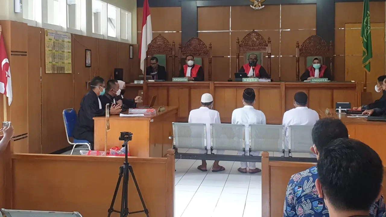 Jajang Koswara, Ikin Sodikin, dan Ujer Januari, tiga orang pentolan NII warga Kecamatan Pasirwangi, Garut kembali menjalani sidang lanjutan kasus dugaan makar di PN Garut.