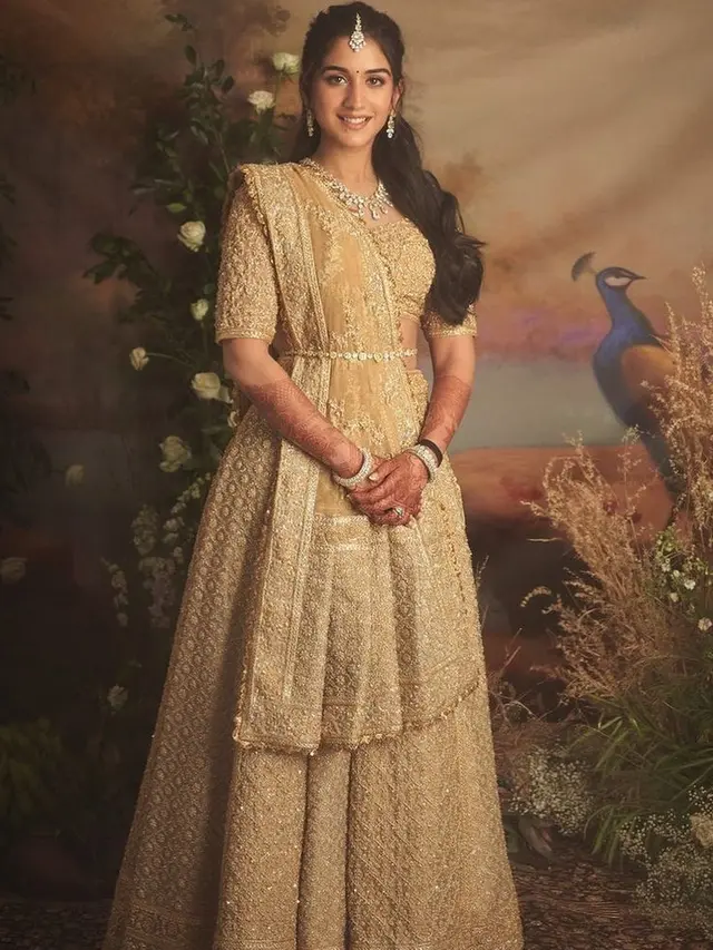 Pesona Radhika Merchant Calon Istri Anant Ambani Dibalut Sari.