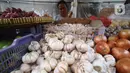 Pedagang menunggu pembeli di pasar Kebayoran Lama, Jakarta, Kamis (6/2/2020). Harga cabai dan bawang putih mengalami kenaikan hingga mencapai dua kali lipat akibat musim hujan. (Liputan6.com/Angga Yuniar)