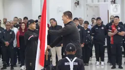 Secara resmi, Menteri Pemuda dan Olahraga Dito Ariotedjo mengukuhkan kontingen Indonesia untuk Olimpiade 2024 di kantor Kemenpora, Jakarta. (Liputan6.com/Herman Zakharia)