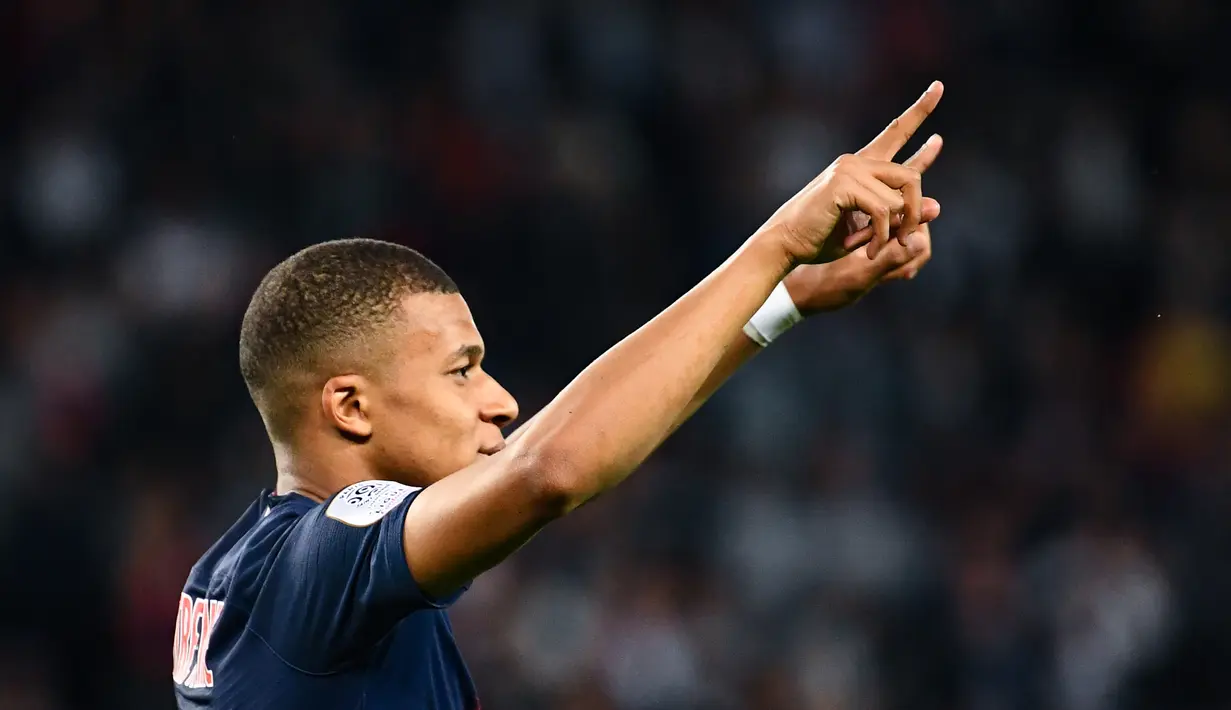Striker PSG, Kylian Mbappe, merayakan gol yang dicetaknya ke gawang Monaco pada laga Liga Prancis di Stadion Parc des Princes, Paris, Sabtu (18/5). Mbappe dinobatkan jadi pemain terbaik Liga Prancis. (AFP/Franck Fife)