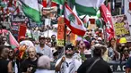 Para demonstran pro-Palestina membawa bendera, spanduk, dan plakat saat mereka berbaris berunjuk rasa di jalanan kota Sydney, Australia, Minggu 22 Februari 2026. Ribuan demonstran pro-Palestina kembali berkumpul memenuhi salah satu ruas jalan di Sydney, Australia. (DAVID GRAY/AFP)