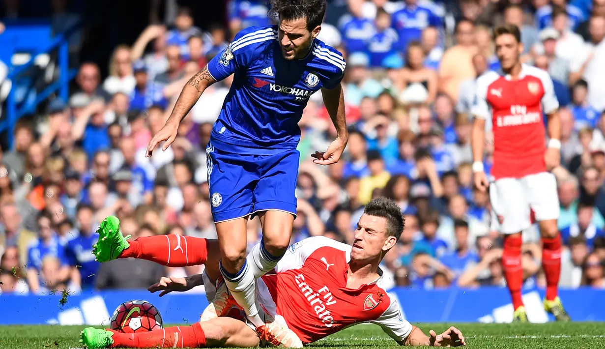Laurent Koscielny melakukan takling kepada Cesc Fabregas saat laga Arsenal vs Chelsea di Stamford Bridge, Sabtu (19/9/2015). Chelsea keluar sebagai pemenang dengan skor 2-0. (Reuters/ Dylan Martinez)