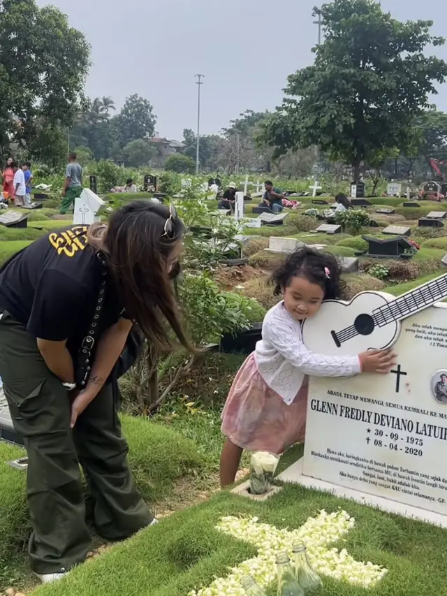Jelang Tahun Baru, Ini 7 Momen Mutia Ayu dan Gewa Ziarah ke Makam Glenn Fredly