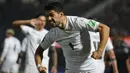 Pemain Uruguay Luis Suarez melakukan selebrasi usai mencetak gol ke gawang Paraguay pada pertandingan sepak bola kualifikasi Piala Dunia 2022 di Stadion General Pablo Rojas, Asuncion, Paraguay, 27 Januari 2022. Uruguay menang 1-0. (AP Photo/Jorge Saenz)