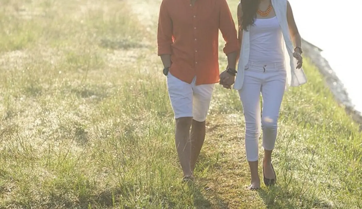 Berjalan-jalan di lokasiwisata adalah momen yang tak terlupakan buat Sonya Fatmala. (Instagram @sonyafatmala)