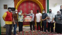 Wakaf Salman ITB menyalurkan wakaf masjid yang telah dihimpun oleh Wakaf Salman selaku nazhir YPM Salman ITB kepada Masjid Lautze 2 di Jalan Tamblong No 27, Kota Bandung, Jumat (26/11/2021). (Foto: Dok. Salman ITB)