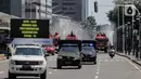 Petugas Dinas Pemadam Kebakaran Pemprov DKI melakukan penyemprotan cairan disinfektan di Jalan Thamrin, Jakarta, Selasa (31/3/2020). Penyemprotan yang dilakukan terus menerus itu untuk meminimalisir penyebaran COVID-19 di ruang udara dan ruas jalan. (Liputan6.com/Faizal Fanani)